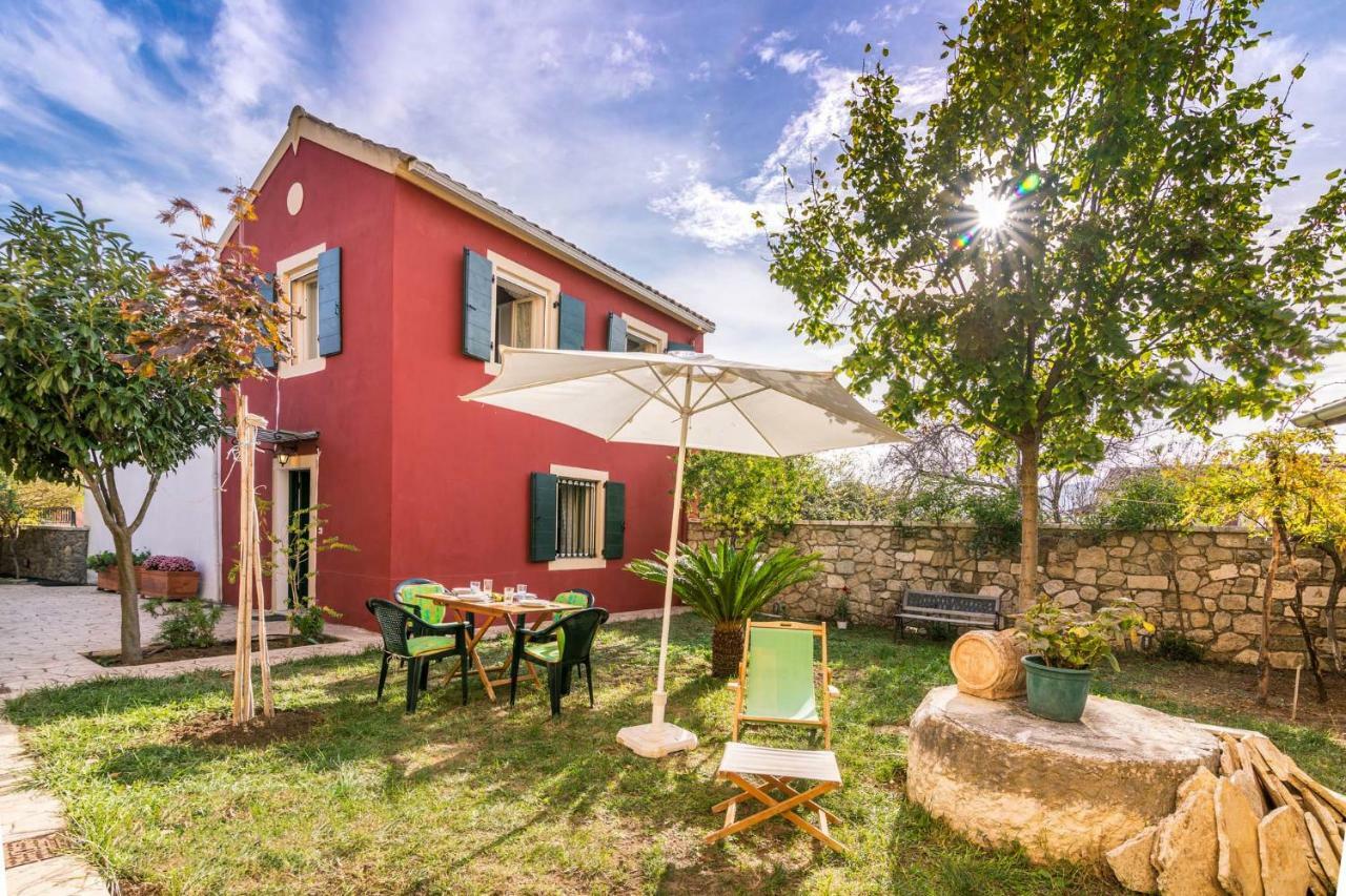 Traditional Rustic Maisonette By Konnect Agios Ioannis Peristeron  Bagian luar foto