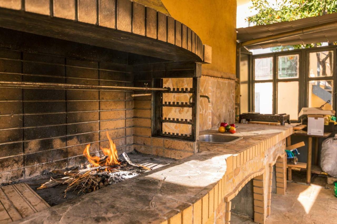 Traditional Rustic Maisonette By Konnect Agios Ioannis Peristeron  Bagian luar foto